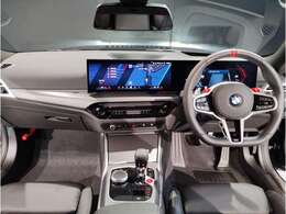 【ドライバーコックピット】人間工学に基づきドライバー中心にすべての操作パネルを設計。ドライバーが直感的に操作できる様にドライバー側にわずかに傾斜。常に運転に最適な姿勢/視線を保つ事が出来ます！