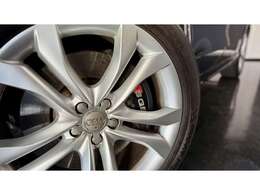 SQ5純正20インチアルミ装着。SQ5ロゴ付きキャリパー