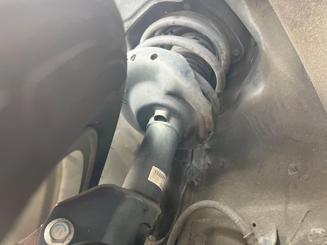 お車を安心してお乗りいただく為には、足回りの定期点検が欠かせません。サービスサポート（有償保証）では無料点検もご提供しており、安心のカーライフをお過ごしいただけるサポート体制が整っています。