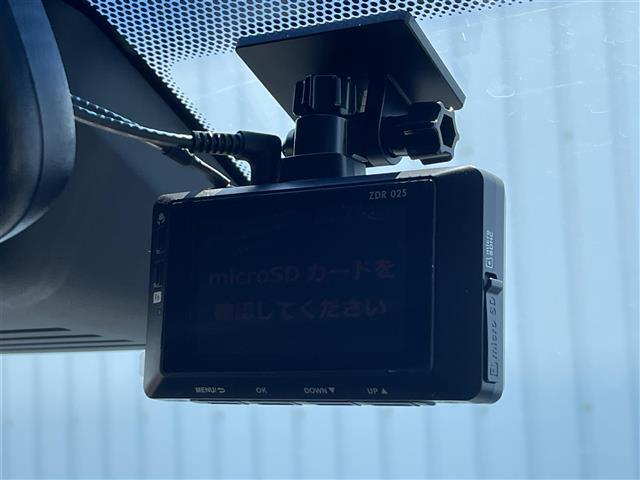 【ドライブレコーダー】映像・音声などを記録する自動車用の車載装置が装備されています！ もしもの事故の際の記録はもちろん、旅行の際の思い出としてドライブの映像を楽しむことができます。