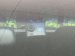 【ドライブレコーダー】安心・安全なカーライフに必須のドライブレコーダーを装備！走行中はもちろん、あおり運転や事故に遭遇した際の状況も映像で記録し、万一のリスクに備えます。