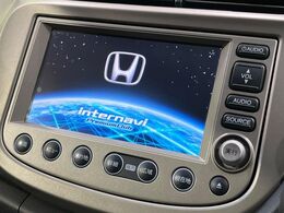 【メーカー純正ナビ】インテリアに溶け込むスタイリッシュな「専用設計」メーカーナビを装備♪視認性や操作性など基本性能にも優れ、より上質なカーライフをお楽しみいただけます。