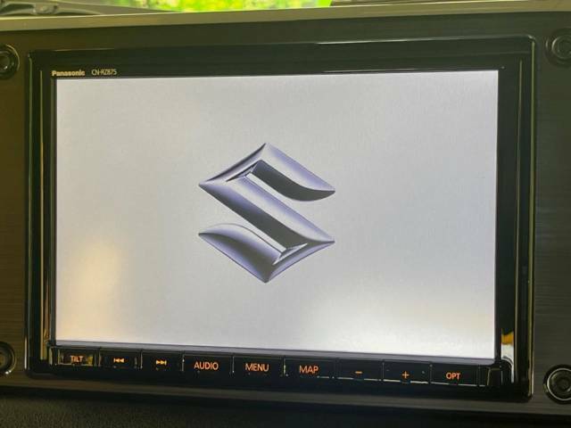 【純正8型ナビ】人気の純正ナビを装備しております。ナビの使いやすさはもちろん、オーディオ機能も充実！キャンプや旅行はもちろん、通勤や買い物など普段のドライブも楽しくなるはず♪
