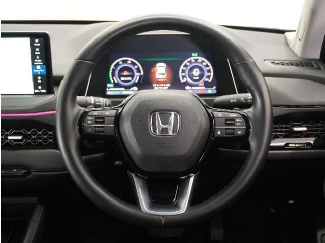 【Honda SENSING】 カメラ等装置で精度の高い検知能力を発揮、安全運転を支援します。ステアリング上のコントローラーに注目！