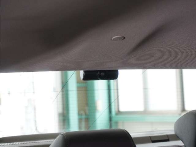 この車にはリアにもドライブレコーダーを装備しております◆映像・音声などを記録する自動車用の装置です。　もしもの事故の際の記録はもちろん、旅行の際の思い出としてドライブの映像を楽しむことができます。