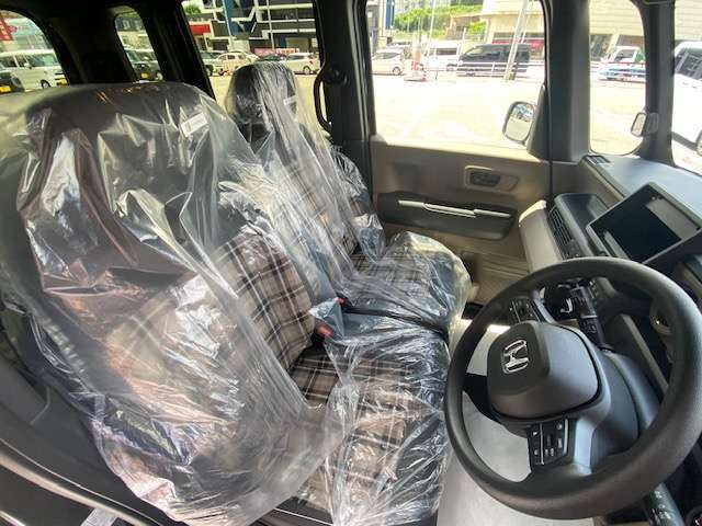 フロントベンチシートなので、運転席広々、助手席も広々！