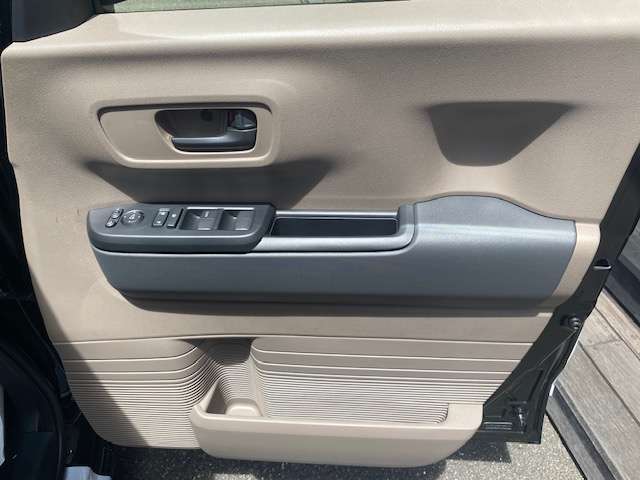 運転席はオートパワーウィンドウになってます。