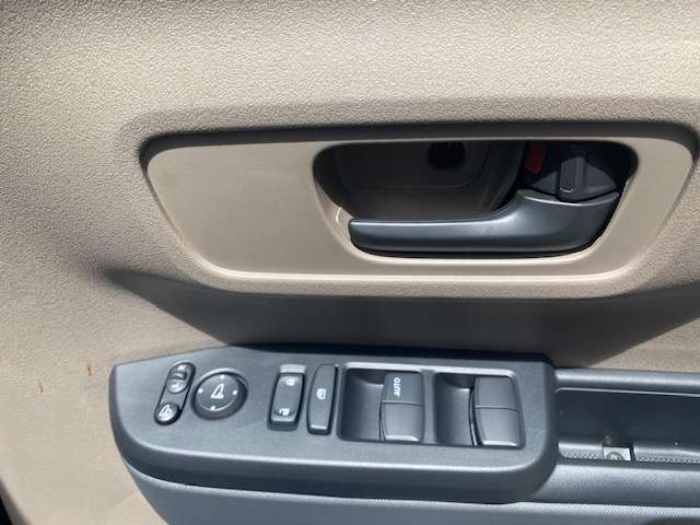 運転席はオートパワーウィンドウになってます。
