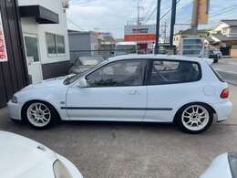 足回り系はKTSフルタップ車高調（減衰力調整式）、直巻スプリング、強化アッパーマウントです。街乗りにも適した足回りセッティングです。