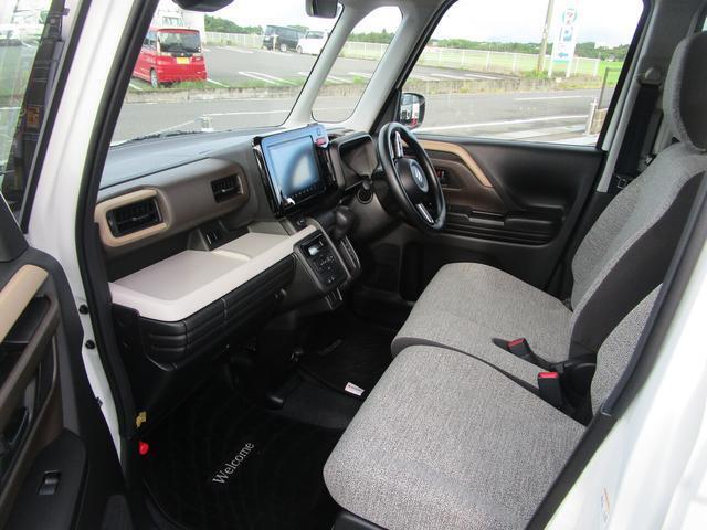 フロントシートはベンチシートです。インパネシフトで足元は広々。運転席と助手席はウォークスルーできます。