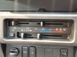 寒い冬も暑い夏も全席に快適な空調を届けてくれる、ダイヤル式エアコンを装備♪