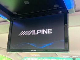 【フリップダウンモニター】大画面モニターで後席でもエンタメをお楽しみいただけます。小さなお子様にも大人気の装備です♪