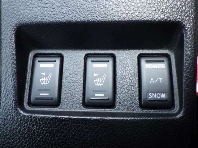 バージョンSTなので、シートヒーター機能も装備してますので寒い日でもすぐにシートが暖かくなります。
