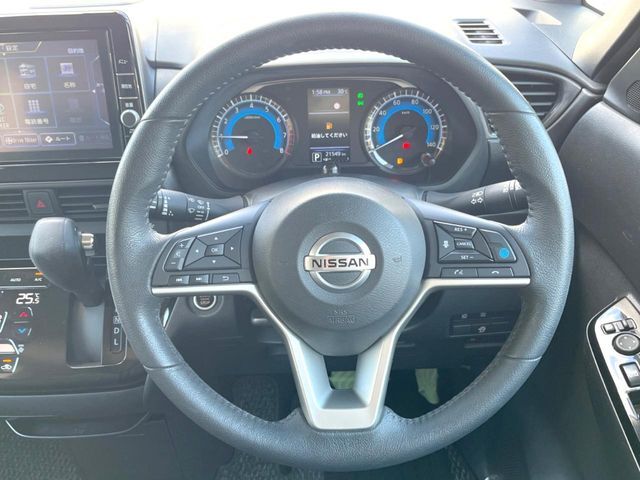 【純正革巻きステアリング】上質な革を使用することで、手にしっかり馴染みとても運転しやすいハンドルです♪