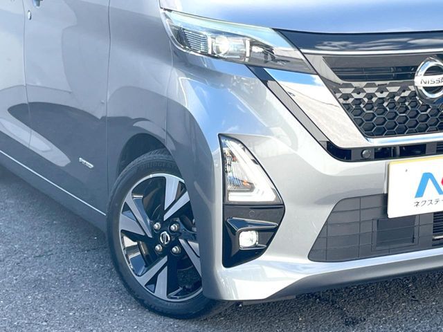【LEDヘッドライト】悪天候や夜間走行時も良好な視界を確保し安心して運転できる高輝度LEDヘッドライトを装備！点灯速度が早く、消費電力も抑えられています。