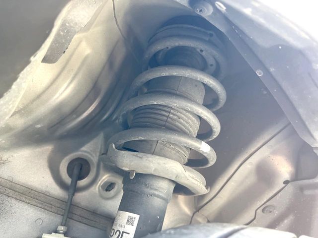 お車を安心してお乗りいただく為には、足回りの定期点検が欠かせません。サービスサポート（有償保証）では無料点検もご提供しており、安心のカーライフをお過ごしいただけるサポート体制が整っています。