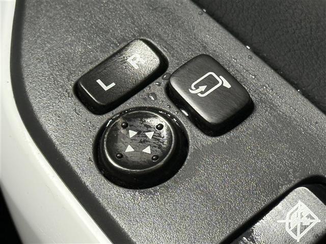 【電動格納ミラー】ドライバーの目線に合わせ、ミラーの上下左右調整が可能です