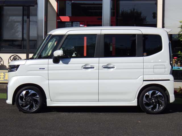 「お客様が自由にお気軽に展示車をご覧頂けるように」が当店の想いです。ご質問等ございましたら、お気軽にスタッフへ一言お掛けくださいませ！