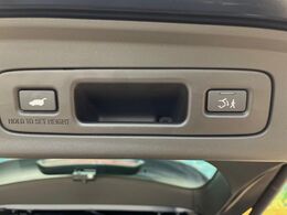 【パワーバックドア】スマートキーや運転席のボタンを押すだけでリアゲートが自動で開閉します！荷物を持っている時や、高い位置にあるバックドアを閉める際に便利な機能です♪