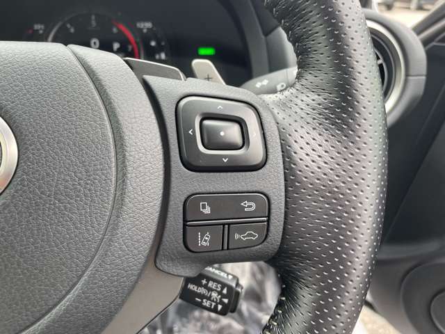 こちらはハンドルの写真です。中古車なので、若干の使用感はありますが、破損、不具合等はありません。弊社はユーザー様から買取した車両を、一台一台チェックして問題のない車両を掲載しております。ご安心ください