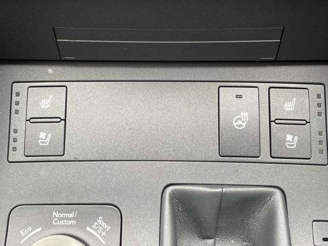 こちら運転席周りの操作部分・装備の写真になります。各部しっかり動作の確認をしておりますので、ご安心だくさい。また、第三者機関の鑑 定書もありますので、そちらも併せて、ご確認いただければ幸いです！
