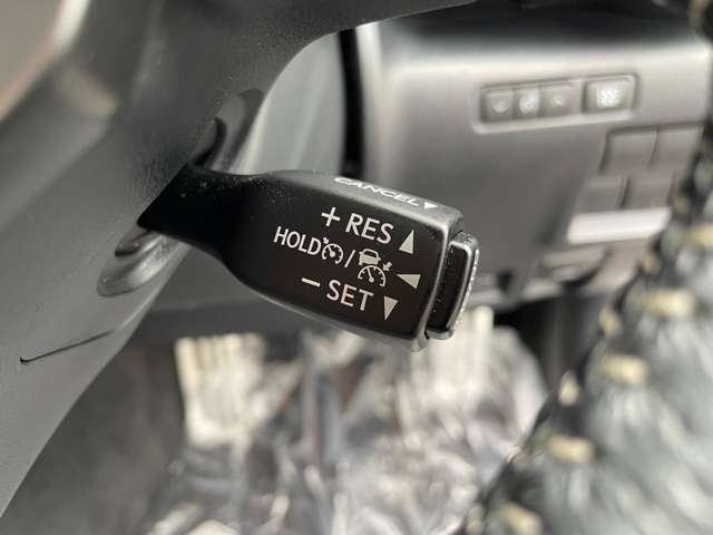 こちらはハンドルの写真です。中古車なので、若干の使用感はありますが、破損、不具合等はありません。弊社はユーザー様から買取した車両を、一台一台チェックして問題のない車両を掲載しております。ご安心ください