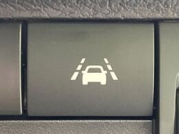 【インテリジェントLI】走行中の車線からはみ出しそうな時、警告音と共にステアリングとブレーキを制御し、車線内を走行する様にアシスト。より安全な運転をサポートしてくれます！