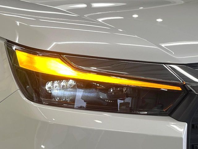【LEDヘッドライト】悪天候や夜間走行時も良好な視界を確保し安心して運転できる高輝度LEDヘッドライトを装備！点灯速度が早く、消費電力も抑えられています。