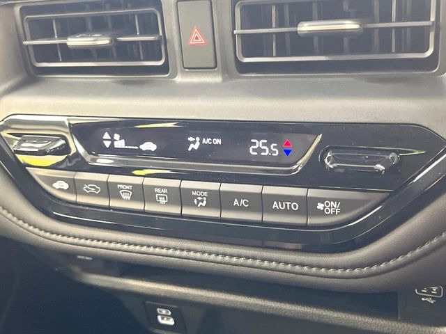 【左右独立型フルオートエアコン】運転席と助手席でそれぞれお好みの温度に設定可能。同乗者にも配慮した、快適な空調をお届け致します。