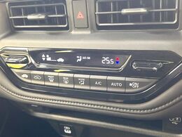 【左右独立型フルオートエアコン】運転席と助手席でそれぞれお好みの温度に設定可能。同乗者にも配慮した、快適な空調をお届け致します。