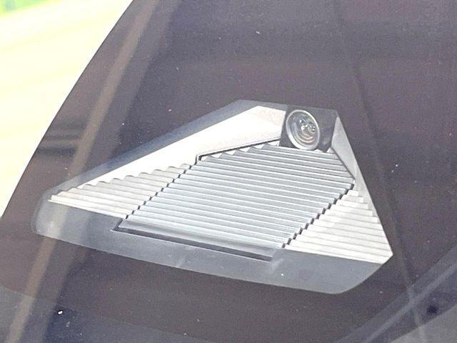 【ホンダセンシング】走行中に前方の車両等を認識し、衝突しそうな時は警報とブレーキで衝突回避と被害軽減をアシスト。より安全にドライブをお楽しみいただけます。