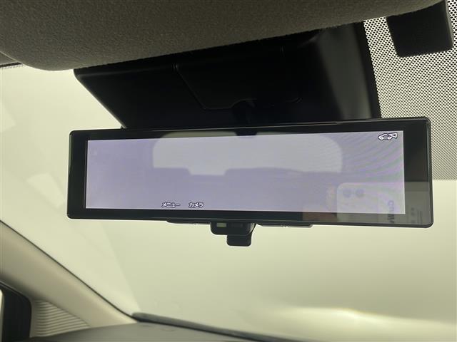 【デジタルルームミラー】車両後方カメラの映像をルームミラーに映すことが出来ます。 そのため、後席に人や荷物があって後方が見えづらい場合でもしっかり視界を確保することが出来ます。