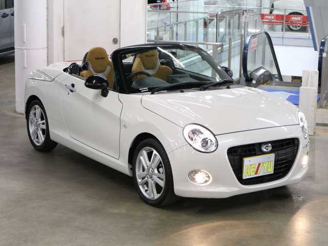 雨が降ってもゆったりと車選びができる全天候型立体展示場！エスカレーター完備！