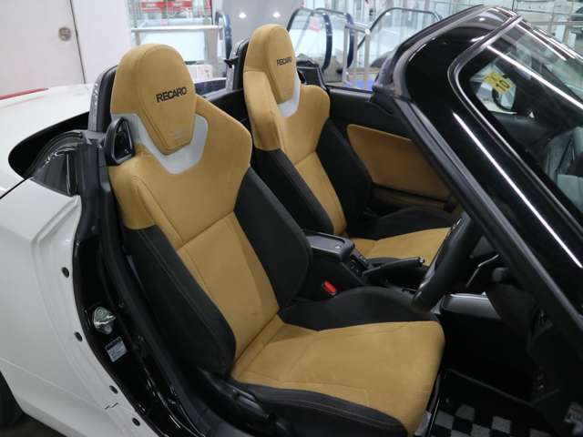 当社販売担当者、仕入担当者、リフトに持ち上げ車検検査員による下廻りチェックをクリアした高品質車を展示しております。