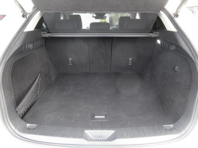 広々ラゲッジスペースはレジャーやアウトドアにピッタリです。リアシートは4：2：4の3分割で倒すことができます。後部座席を倒せばたくさんの荷物を積めるフラットなラゲッジスペースになります。