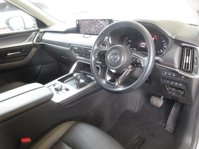 こだわりぬいたオルガン式アクセルペダルや上下前後に調整可能なステアリング、シートリフターなど最適なドライビングポジションにもこだわっています。