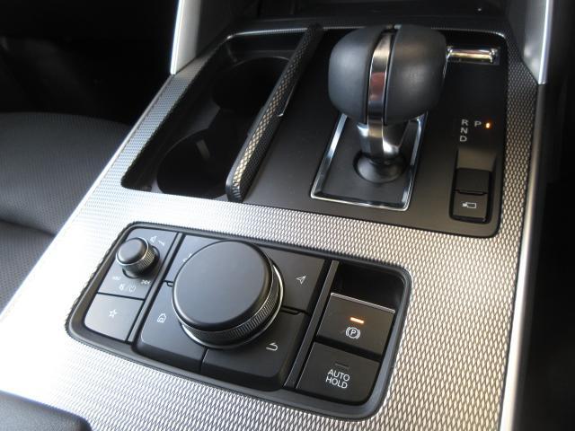 ナビ＆オーディオ操作ダイヤル「コントロールコマンダー」は自然と手の触れる位置に配置されています。目線を外すことなく手元で操作できます。