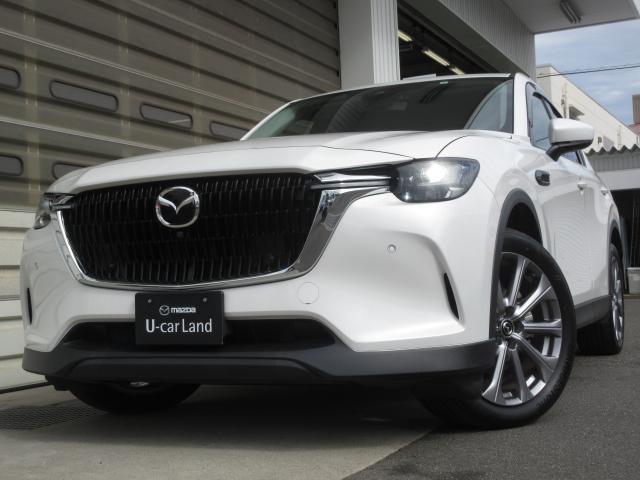 既存のCXシリーズと比べ、縦方向への広がりを強調したフロントグリルによって、SUVらしい堂々とした力強さを表現したフェイスデザイン。