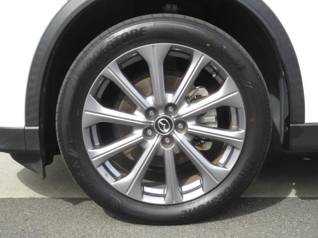 純正の20インチアルミホイールです。大きさ、デザインとも大迫力です。