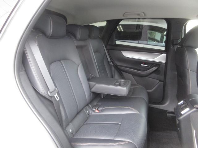 後部座席も広々スペースです。大きな座面とリクライニング機能でゆったりロングドライブをお楽しみいただけます。