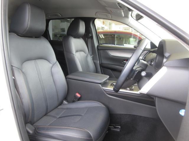 フロントシートは心地よいフィット感と程よいホールド性能を両立させ、今までになく快適にドライブを楽しんでいただける、マツダ自慢のシートです。