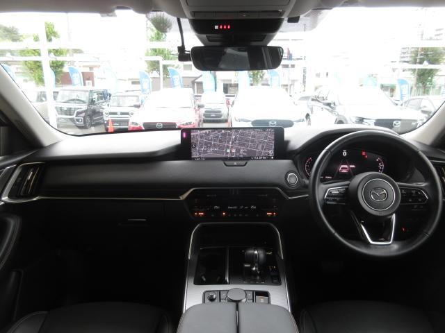 左右対称なレイアウトと水平基調の造形によってクルマとの一体感が強調され、運転への意識が自然と高まっていく、心地よい空間となっています。