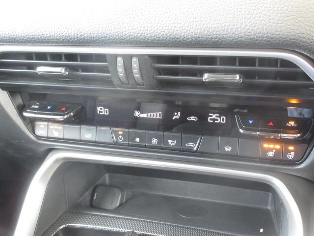 余計な操作の手間が無いフルオートエアコン。視線の移動や手を動かす必要がないということは、安全装備のひとつとも言えるでしょう。シートヒーターを装備しています。