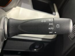 【オートライト】周りの明るさに応じて自動でヘッドライトの点灯・消灯ができる機能です！ライトの付け忘れ・消し忘れなどが無くなり、雨の日や夕方の走行も安心！トンネル通過時も便利ですね♪