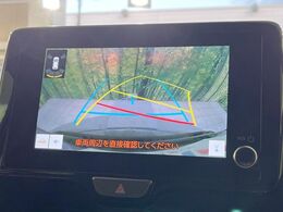 【バックカメラ】駐車時に後方がリアルタイム映像で確認できます。大型商業施設や立体駐車場での駐車時や、夜間のバック時に大活躍！運転スキルに関わらず、今や必須となった装備のひとつです！