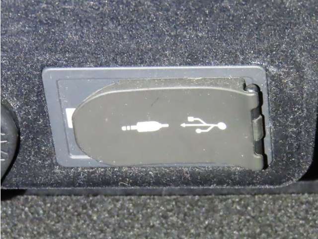 USB端子を装備しております。
