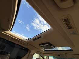 【サンルーフ】ボタンひとつで開閉可能！開放感たっぷりのサンルーフが装着されています！車内に明かりを取り入れたり景色を楽しむ以外にも、よどみがちな車内の空気も簡単に換気できて快適です！