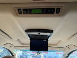 【フリップダウンモニター】家族や友人とお出かけする機会が多い方に大人気のフリップダウンモニター！大画面モニターで車内はエンタメ空間！退屈しがちな長距離ドライブも楽しい時間に変わります！