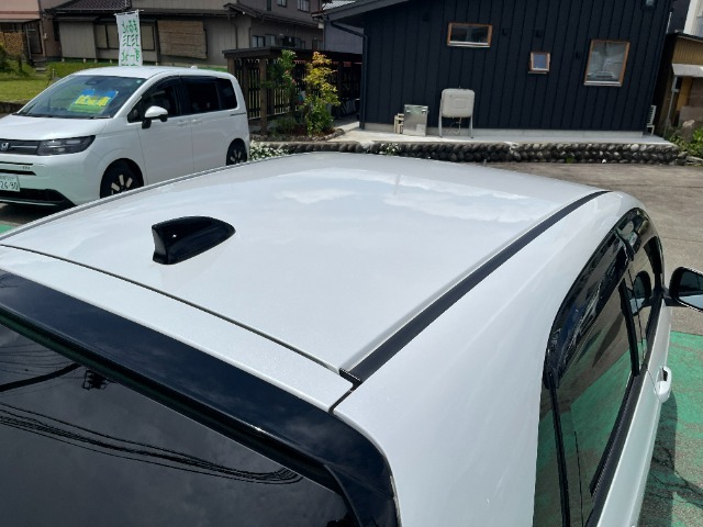 目立つキズ凹み等はありませんが、中古車という商品の特性ルーフには子キズや塗装しみがあります