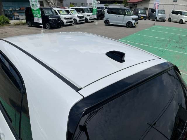 目立つキズ凹み等はありませんが、中古車という商品の特性ルーフには子キズや塗装しみがあります
